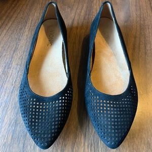 Vionic Posey flats